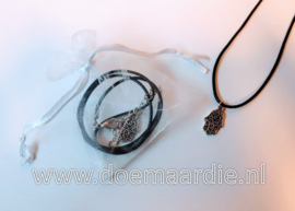 Ketting met hamsa hand in organza