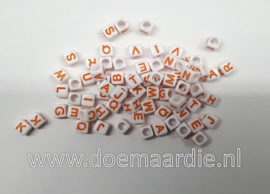 Letter kraal, kunststof, wit met oranje.  6 bij 6, 200 stuks