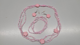 Setje met 3 armbanden, een ketting en een paar oorbellen