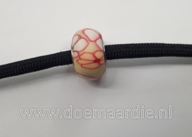 Polymeer kraal met bloemen, licht geel roze, gat 5 mm