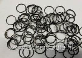 Sleutelhanger, rond. 17,5 mm binnen. Black metal. Per 10