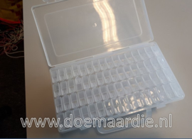 Plastic opbergbox met 64 fliptopdoosjes.