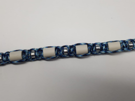 Tekenhalsband tinten blauw,  56 cm, met zilverkleurige kraaltjes.