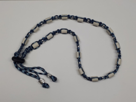 Tekenhalsband tinten blauw,  56 cm, met zilverkleurige kraaltjes.