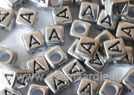 Letterkraal, kunststof, zilver met zwarte letters. Per letter!!