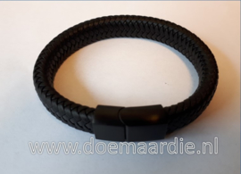 Zwarte leren armband met RVS sluiting.