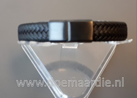 Zwarte leren armband met RVS sluiting.