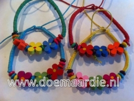 Zomers arm, enkelbandje met bloemetjes