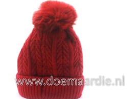 Muts, rood met voering en pom pom