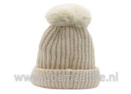 Muts, beige gebroken wit, met voering en pom pom