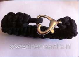 Hoe krijg ik mijn paracord door een te klein oogje?