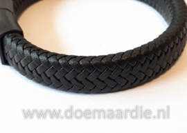 Zwarte leren armband met RVS sluiting.