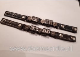 Leren armband met studs en ringen.