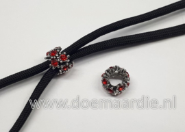 Kraal, zilverkleurig met rode strass steentjes, gat 5,6 mm