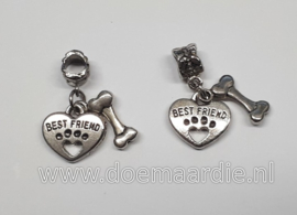 Metalen oud zilverkleur kraal met hangertje botje en best friend, gat 4,9 mm