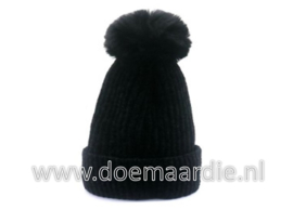 Muts, zwart, met voering en pom pom