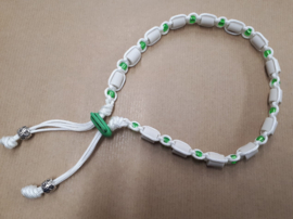 Tekenhalsband wit met groene kraaltjes, 41 cm