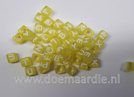 Letter kraal, kunststof, geel met wit.  6 bij 6, 200 stuks