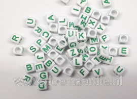 Letter kraal, kunststof, wit met groen.  6 bij 6, 200 stuks