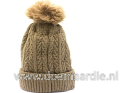 Muts, bruin met voering en pom pom