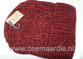 Prachtige muts, grof gebreid met voering, warm rood