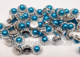 Bloem met parel en strass, per 10, let op is lichterblauw/turquoise dan op de foto