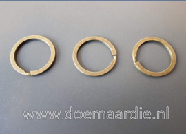 Sleutelhangerring, plat. 20 mm binnen. Antiek messing, bronskleur.