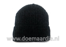 Prachtige muts, grof gebreid met voering, zwart