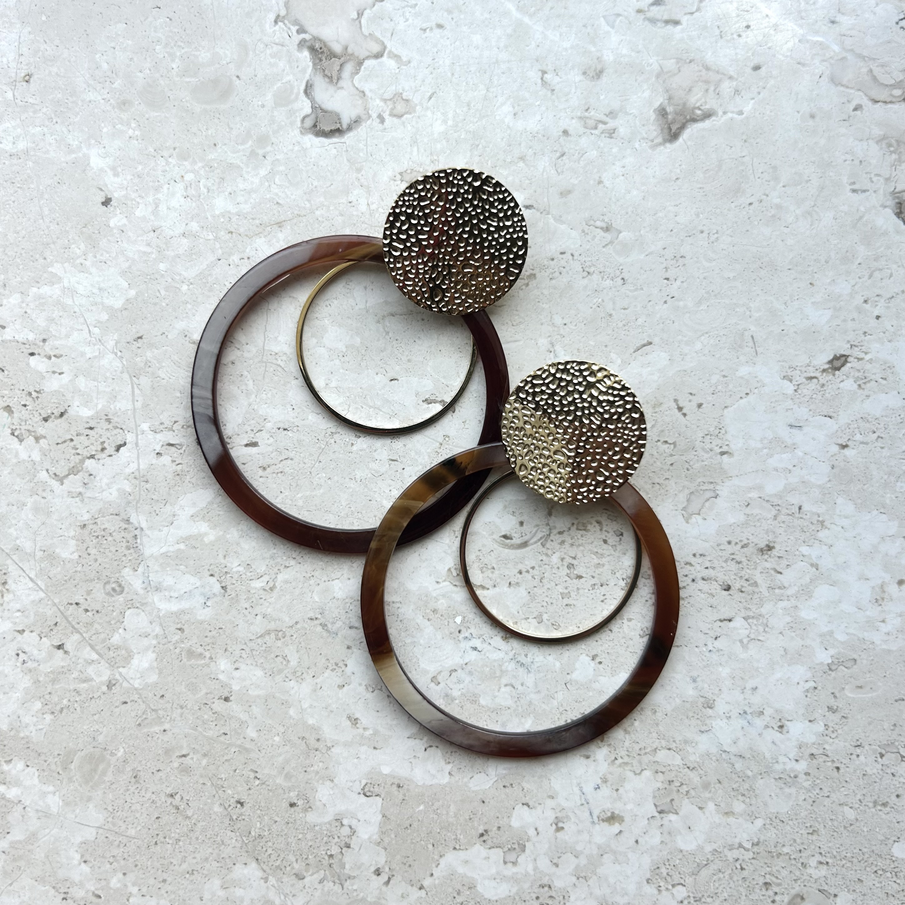 STATEMENT OORBELLEN BRUIN - GOLD PLATED