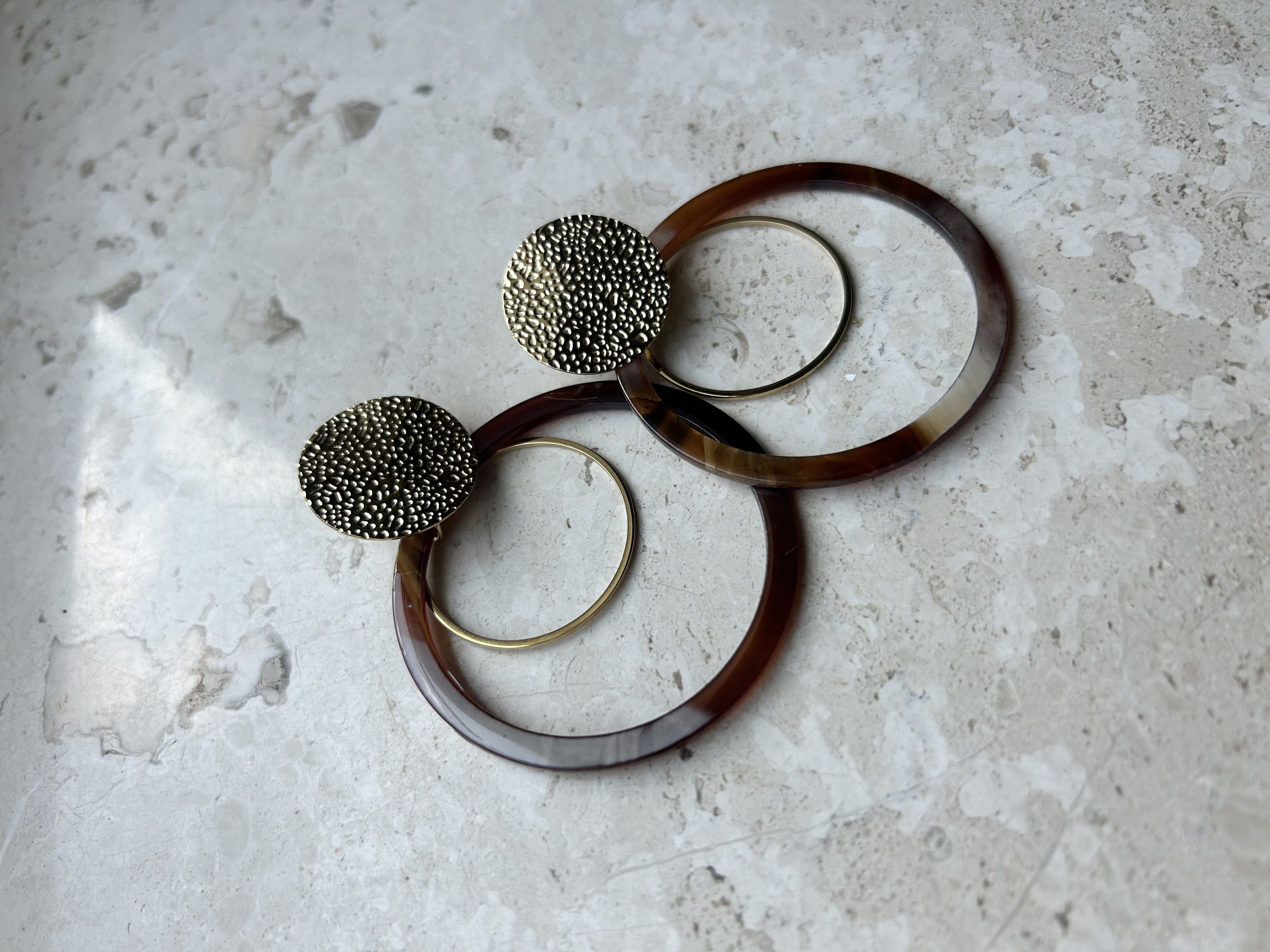 STATEMENT OORBELLEN BRUIN - GOLD PLATED