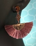 Oorbellen, design gouden waaier hanger  van oud-roze satijn draad 02005