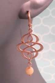 Oorbellen mat rosé gouden hanger met vanille Jade 0268