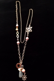 Ketting met roze/grijs hout en glas 0119