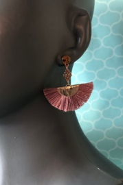 Oorbellen, design gouden waaier hanger  van oud-roze satijn draad 02005