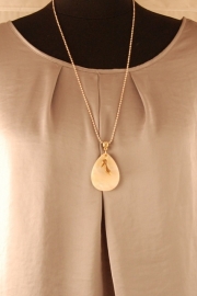 Ballchain ketting met grote hanger van schelp en taupe schoentje 0105