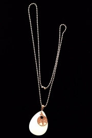 Ballchain ketting met grote hanger van schelp en rosé levensboom 0106