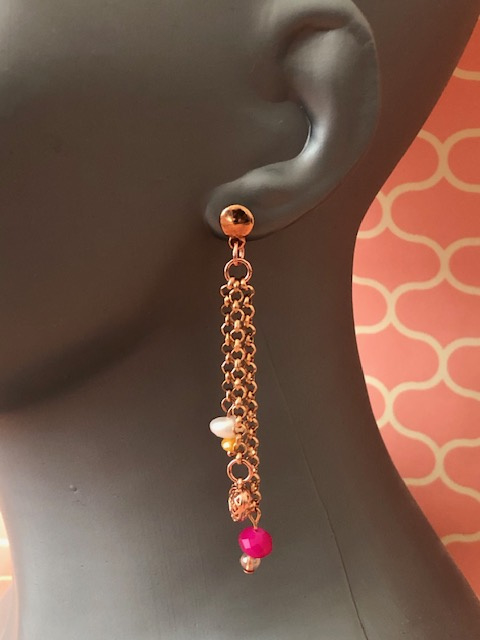Oorbellen design met diverse hangers waaronder hartje en roze glaskraal