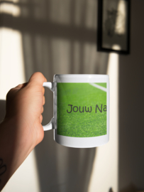 Mok met afbeelding voetbalveld en eigen naam