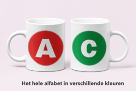 Witte mok - met Letter in gekleurde cirkel
