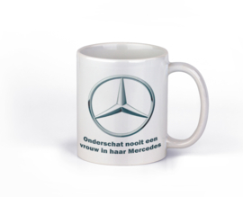 Mok Mercedes - onderschat nooit een man / vrouw...Mercedes - wit oor
