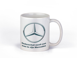 Mok Mercedes - onderschat nooit een man / vrouw...Mercedes - wit oor