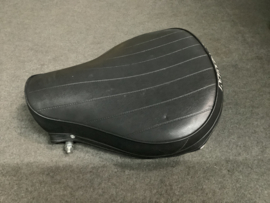 Moto Guzzi solo zadel met veren v7 700