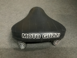 Moto Guzzi solo zadel met veren v7 700