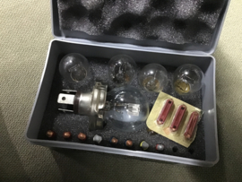 GEREEDSCHAP SET + RESERVE LAMPEN (NOS!)