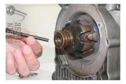 Moto Guzzi Gereedschap uittrekken voor dynamo ( Bosch ))