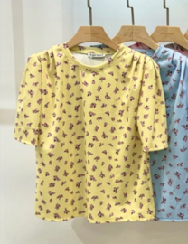 Licht geel shirt met roze bloemenprint
