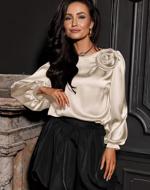 Beige satijnen blouse met bloemen broche