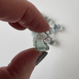 Tiny eenhoorntje van fluoriet - multi colour voornamelijk met lichtgroen