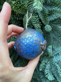 Drakenoog kerstbal blauw met goud =/-7 a  6,5 cm