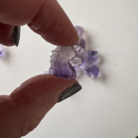 Tiny eenhoorntje van fluoriet - lavendel donker